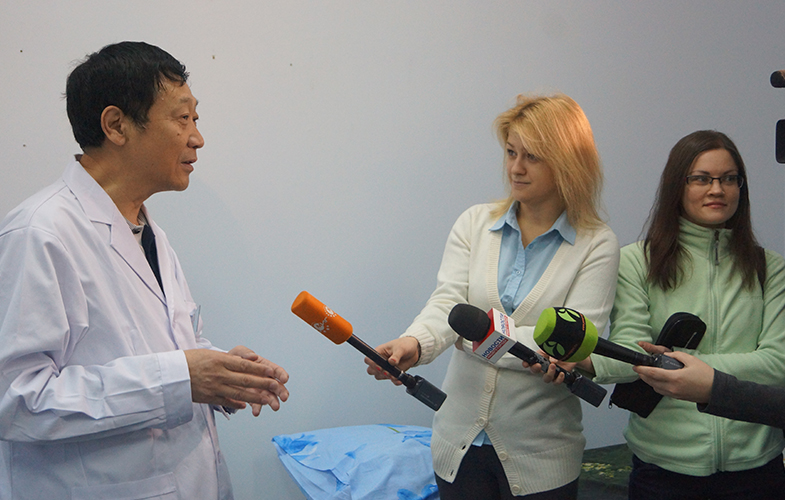 施胜坤带领的脑瘫儿童筛查团队在俄罗斯秋明州接受媒体采访，受到当地患者广泛关注